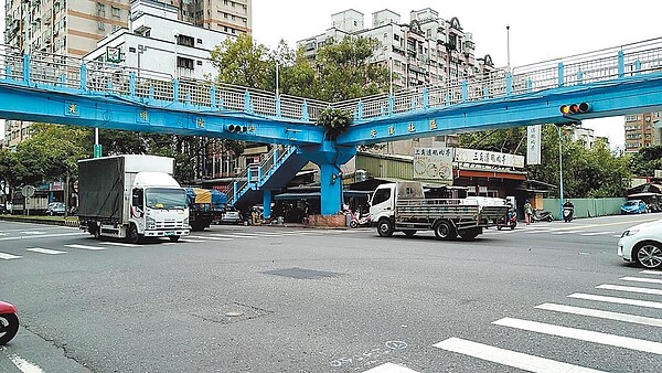 三峽區光明陸橋使用率低，區公所明年初擬試辦封閉陸橋1個月，若無人反彈，將向上呈報拆除。（新北市議員蘇泓欽提供）