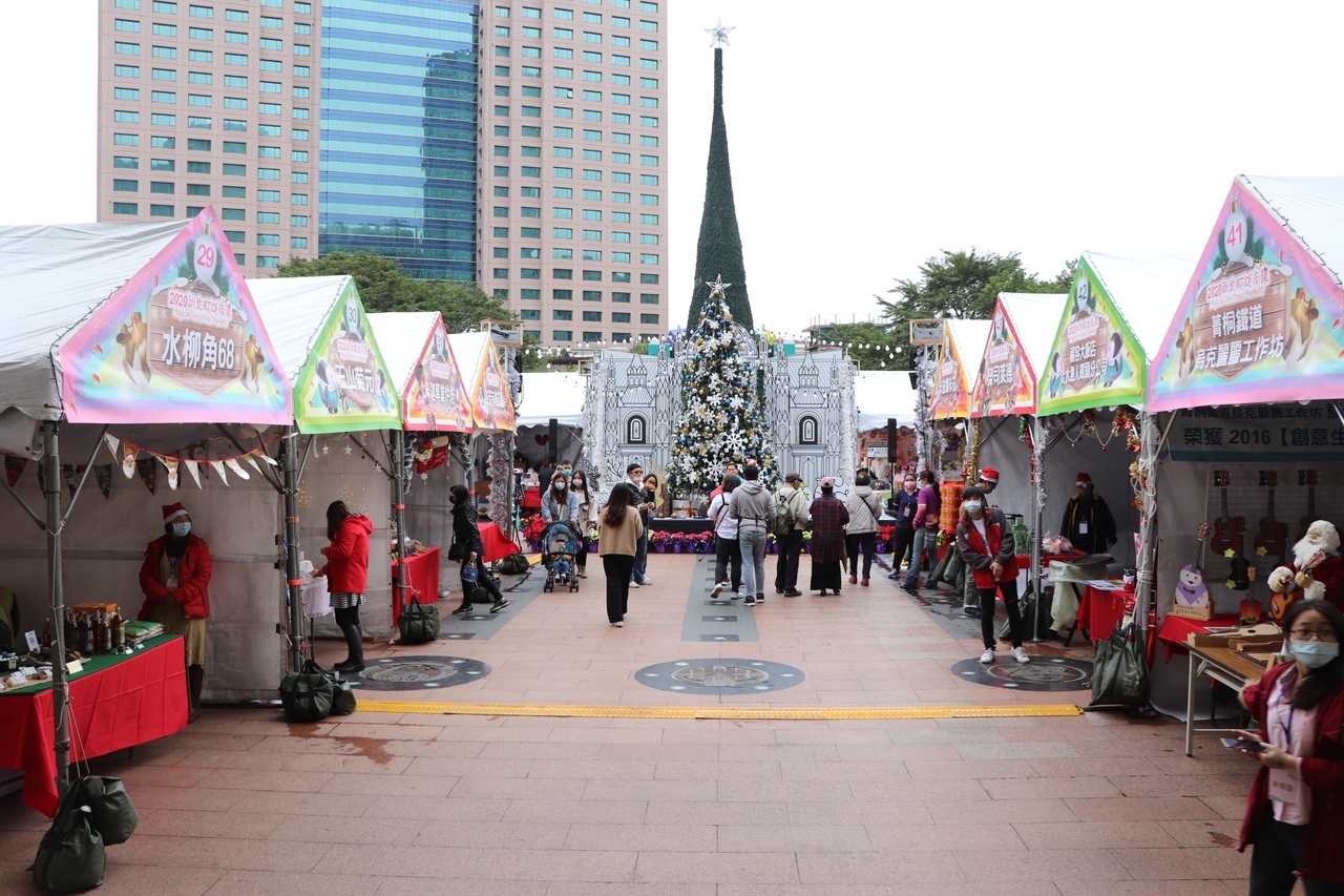 一年一度的新北耶誕市集即日起在板橋市民廣場登場，共有4大類、80間名攤。記者吳亮賢／攝影
