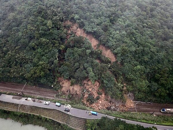 台鐵瑞芳、猴硐間連續豪雨造成走山，造成台鐵的東西正線路線中斷。圖／取自林佳龍臉書