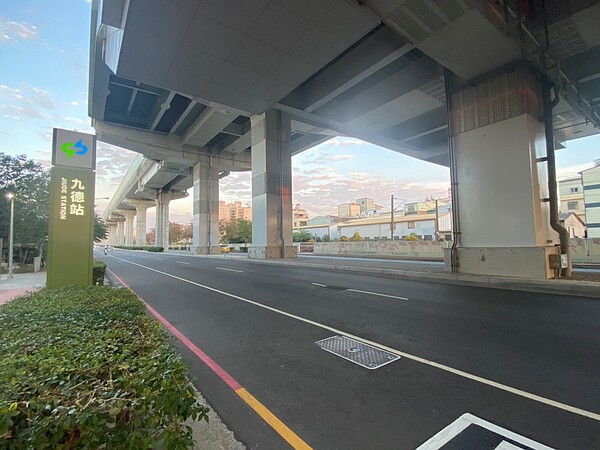 捷運九德站至九張犁站（建國路從環中路一段至大忠南街路段）沿線位於行道樹密集區。圖／台中市建設局提供