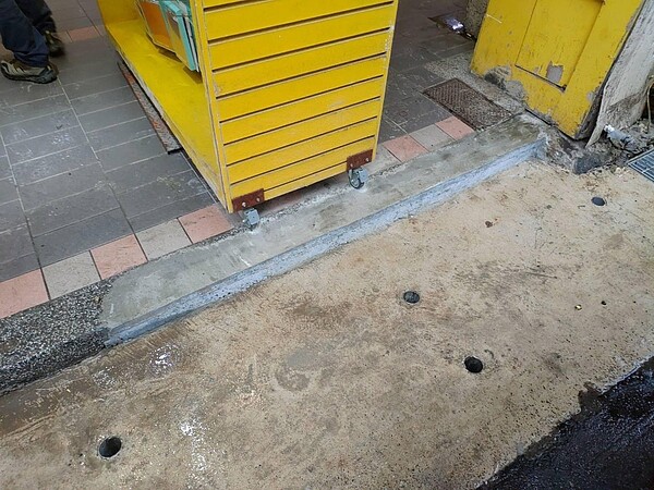 中壢車站前捷運延線工程近日拆蘺後,進行道路重鋪工程,周邊騎樓遭破壞邊角以水泥黏上,與原有抿石子材質的路面行成強烈對比。記者高宇震/翻