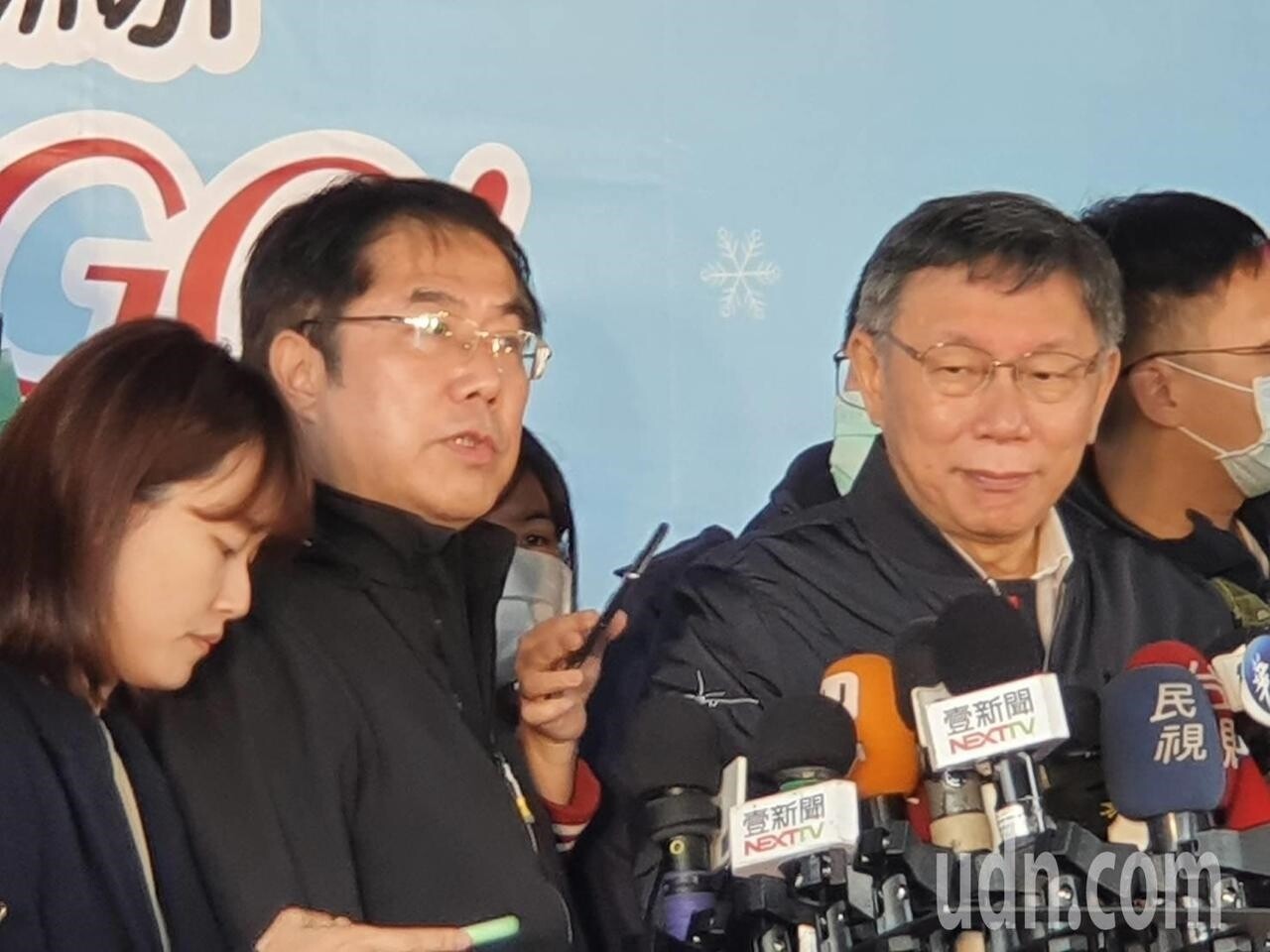 台北市長柯文哲與台南市長黃偉哲，下午一起出席台北自來水園區虎鯨、熊讚相見歡記者會，兩人同台交換禮物，會後一同受訪。記者楊正海／攝影