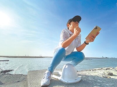 嘉義縣東石鄉白水湖壽島廢棄工寮旁的露天馬桶爆紅,許多遊客慕名而來,只為了跟這座馬桶KUSO合照。(嘉義縣文化基金會執行長陳尚雍提供/呂妍庭嘉義傳真)