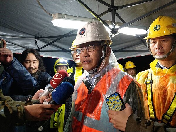 交通部長林佳龍,親自到邊坡坍方現場視察。圖/交通部提供