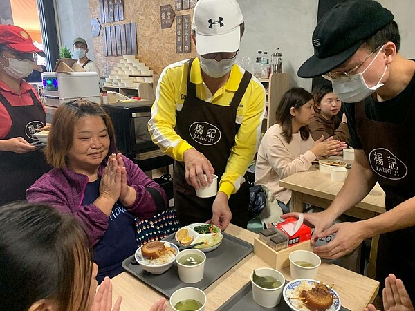 彰化家扶中心受助家庭今天到花壇鄉的「楊記爌肉飯」吃爌肉飯。圖／彰化家扶中心提供
