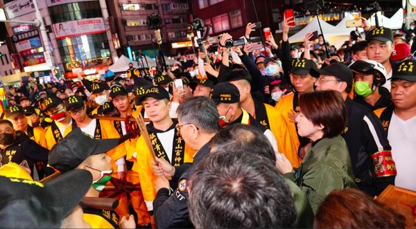 台北市長柯文哲、副市長黃珊珊昨晚參加青山宮衝轎儀式。圖／北市媒體事務組提供	