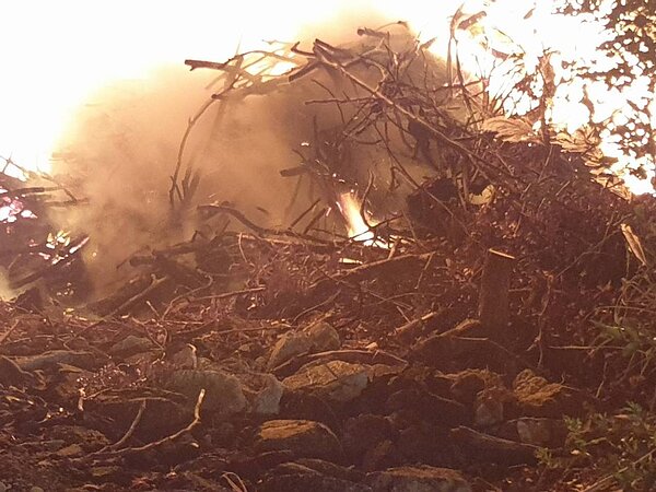 空汙季露天燃燒加成裁罰,苗栗縣環保局呼籲民眾小心荷包失血。圖/苗栗縣政府提供