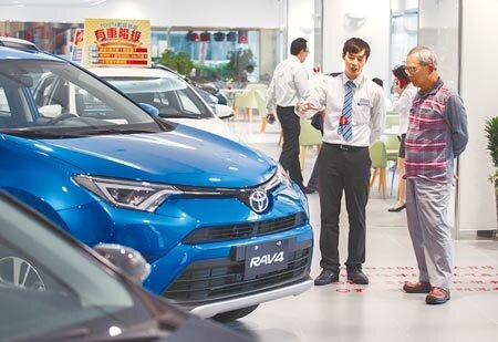 圖為民眾前往車行觀看新式車款。(中時資料照片)