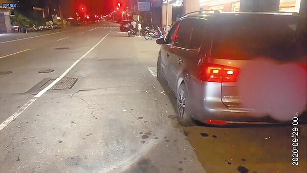 車友在車內抽菸，因將菸蒂丟出車窗外，2小時遭罰22張罰單。（高巿府環保局提供／曹明正高雄傳真）