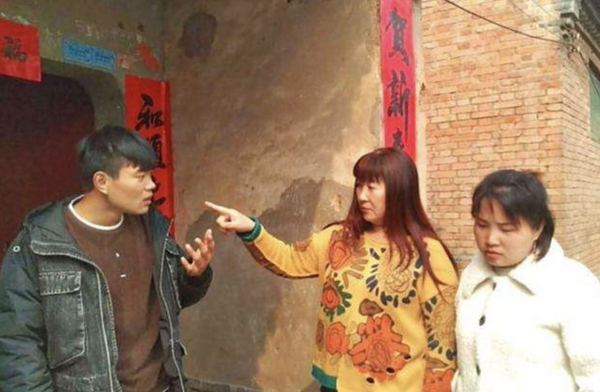 面對妻子和岳父岳母要錢的嘴臉,男子心灰意冷。(取材自大河報)