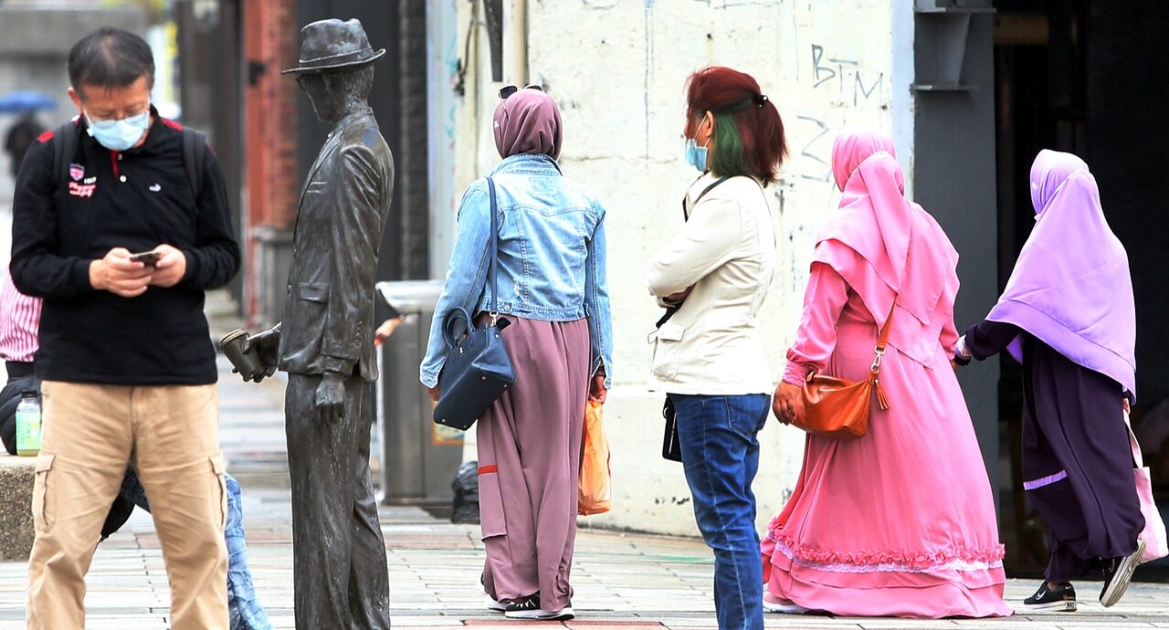 昨暴增廿二例新冠肺炎境外移入個案，廿人為印尼移工，累積印尼移入個案達一三三人，已超過美國，成為境外移入最多國家。境外移入個案激增，也讓國人提高警覺，戴口罩者明顯增加。記者侯永全／攝影 