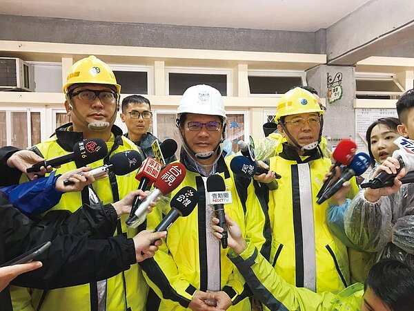 台鐵瑞芳至猴硐段搶修工程困難重重,交通部長林佳龍坦言,救援困難要延後1周通車。(陳彩玲攝)