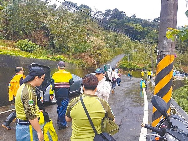 小紅和女兒紅豆9月1日翻越柵欄脫逃，6日在深坑林家草厝找到脫逃3個月的小紅，台北市立動物園獲報，出動了逾30位工作人員將牠帶回。（民眾提供／張薷台北傳真）
