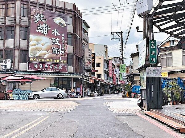 新竹縣北埔老街,假日吸引大批遊客,但有天空纜線雜亂、鋪面不平難行等問題。圖/北埔鄉公所提供