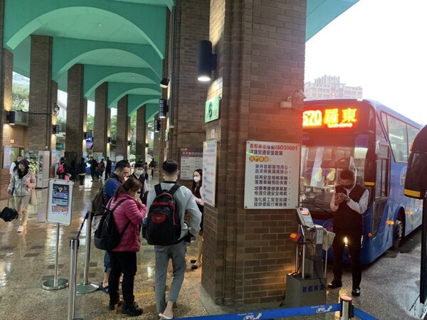 首都客運於羅東轉運站加派班次，舒緩轉乘旅客人潮，旅客幾乎不需等待即可上車。圖／首都客運提供