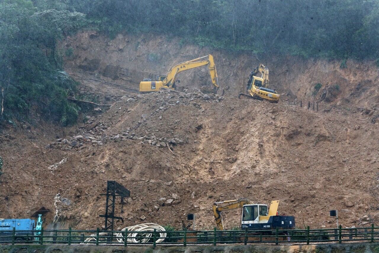 台鐵瑞芳往猴硐因連日豪雨發生邊坡滑動，造成東西正線路線不通，截至昨中午十二時，共影響三百廿一列次、逾二萬六千人，持續搶修中。記者胡經周／攝影