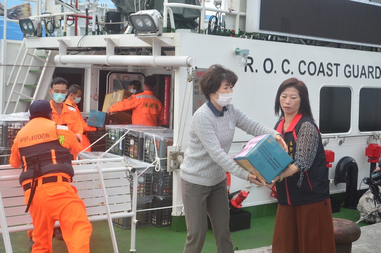 台東蘭嶼生活物資告急，縣府緊急請台東海巡隊運補，縣長饒慶鈴（右二）協助搬運。記者施鴻基／攝影