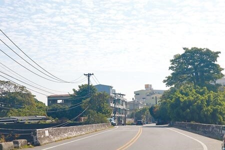 流標20餘次、延宕多時的台南仁德區文賢路拓寬改建工程，終於在昨日動土開工。文賢橋未來將拓寬至15公尺，且雙向布設人行道、混合車道，規畫成為單柱式斜張鋼梁景觀橋，圖為尚未動工的文賢橋。（李宜杰攝）