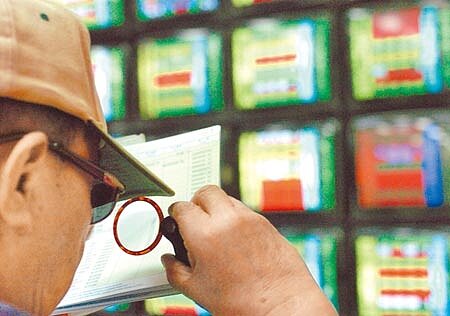 金管會考慮管制金融業配發股利，分析師表示，若新制上路恐將影響股民投資金融股意願。（王英豪攝） 