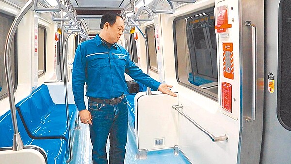 北捷為提升旅客乘坐舒適度，文湖線試辦電聯車改內裝，座位變多空間也變大。（北捷提供）