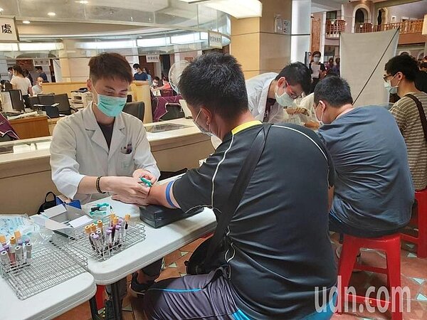 彰化縣衛生局與台灣大學公衛前院長詹長權研究團隊合作萬人血清抗體調查。圖/聯合報系資料照