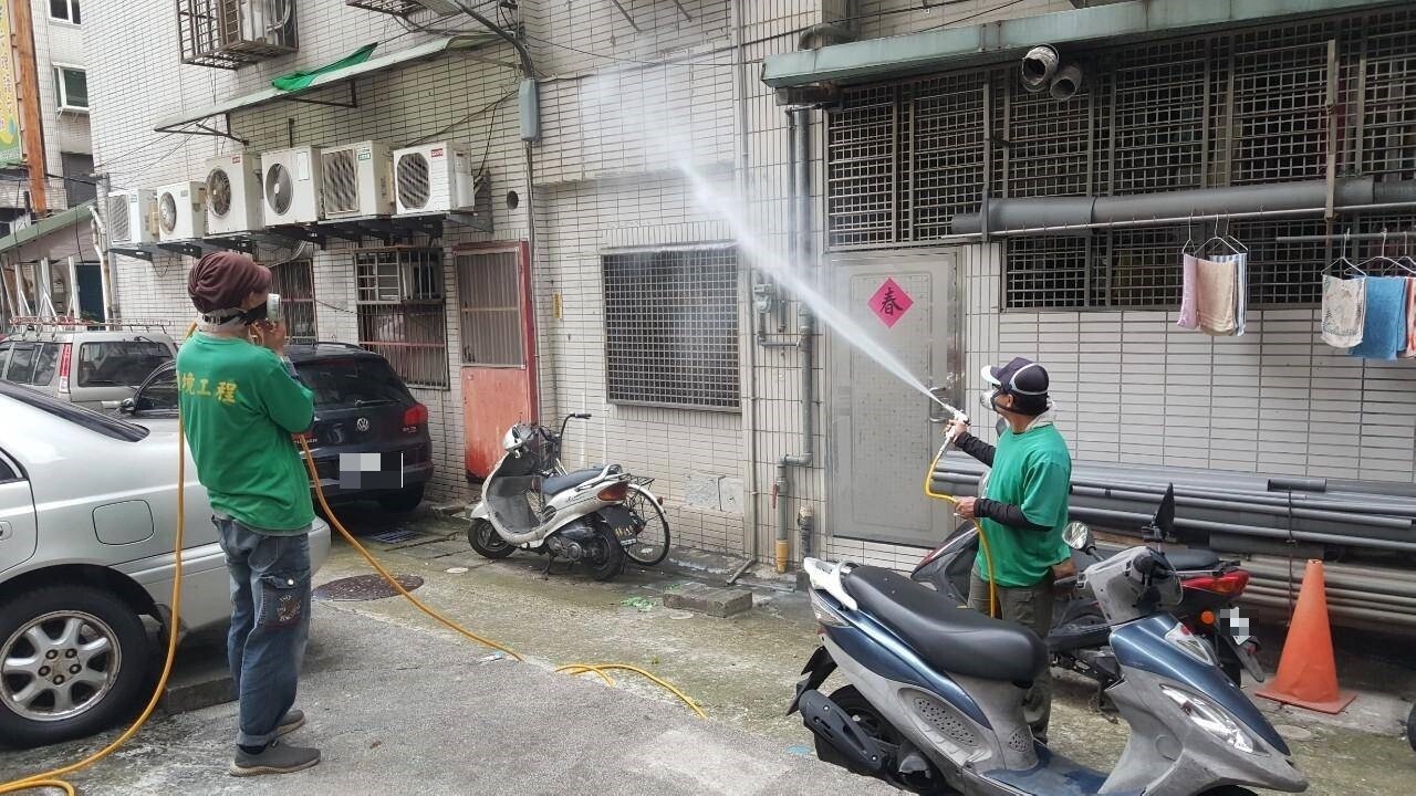 新北市府已於高風險場域進行環境噴消作業。圖／新北市衛生局提供