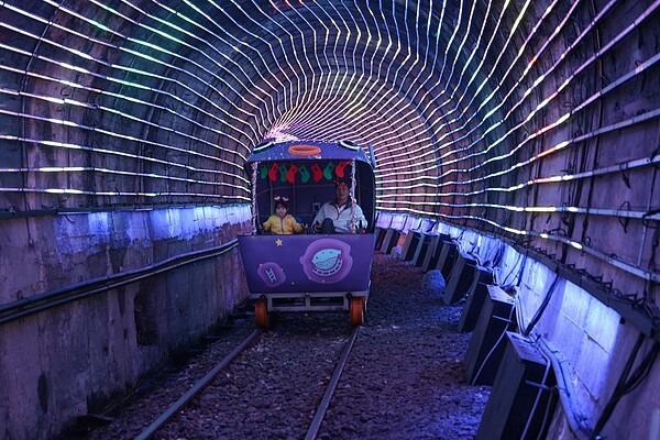 深澳RailBike耶誕奇幻之旅，耶誕光環境隧道X耶誕老人「踩」礦趣小旅行。圖／新北市政府觀光旅遊局提供
