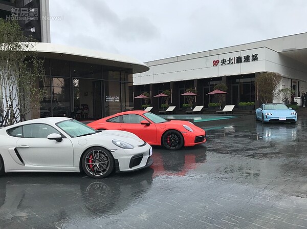 新店央北重劃區的建案「央北鑫建築」,建商與車商合作,在接待中心展售進口車。好房網News記者李彥穎攝