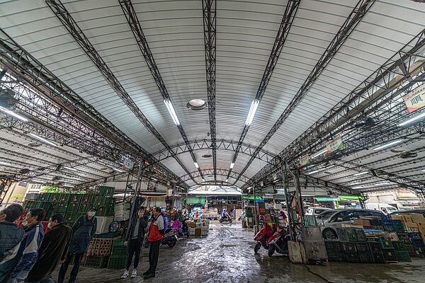 桃園果菜市場屋頂全面更換為鋁鋅合板。圖/桃園市政府提供