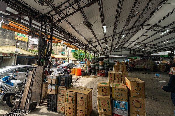 桃園果菜市場原結構生鏽處刮除重新上漆。圖/桃園市政府提供