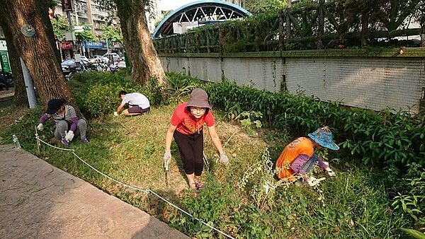 內湖區金龍里里民在金龍夢想園圃工作。圖／截自《金龍里。森呼吸》臉書