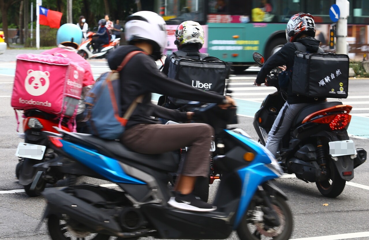 因應新冠肺炎疫情,外送服務需求大增,街道上可見到許多外送員騎機車呼蕭而過,自去年10月1日至今年10月止,發生2000餘件外送事故,造成1人死亡、926人受傷。示意圖。記者杜建重/攝影