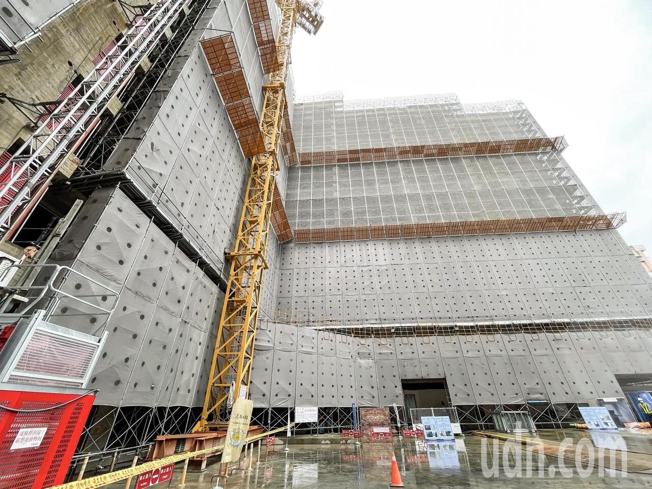 明年1月起超過16樓或開挖超過地下4樓(大規模工程)的民間工程,必須取得「低風險工地認證標章」才能核准施工。圖/聯合資料照