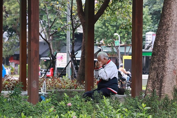 豐年里中居住許多中高年齡層的長輩,平時都會在公園休憩。圖/李紹瑜攝