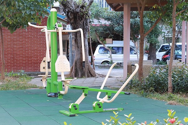 增設許多復健、輕型健身的運動設施,例如小腿划船、上肢牽引。圖/李紹瑜攝