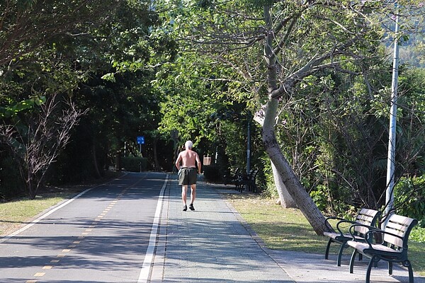 許多鄰里居民都會在步道上從事休閒活動。圖/李紹瑜攝