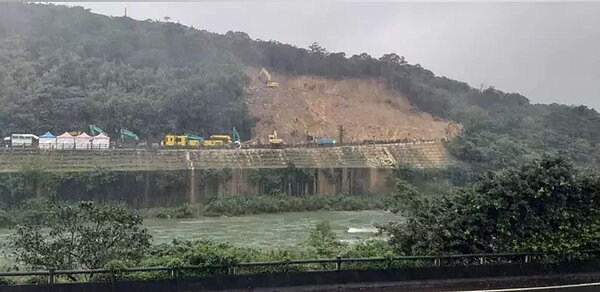 為了加快清運土方的速度，行政院長蘇貞昌今天指示搶修單位可將工區積水排入基隆河。記者邱瑞杰／攝影
