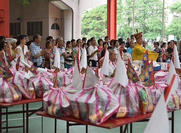 里民在中元普渡集中祭拜，祈求閤家平安。 /里長魏雅郁提供