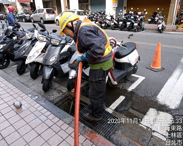 定時清理溝渠可防止下雨時因阻塞而溢出街上。/里長魏雅郁提供