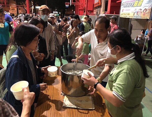志工烹煮湯圓供里民享用。/里長魏雅郁提供