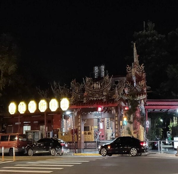 夜市旁的福德宮香火鼎盛，陳中和更是福德宮的主任委員。/攝自周希雯