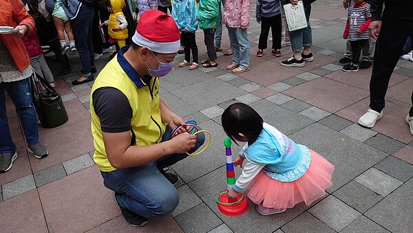 林家卉舉辦的聖誕嘉年華讓孩子度過快樂的午後時光。圖／里長林家卉提供