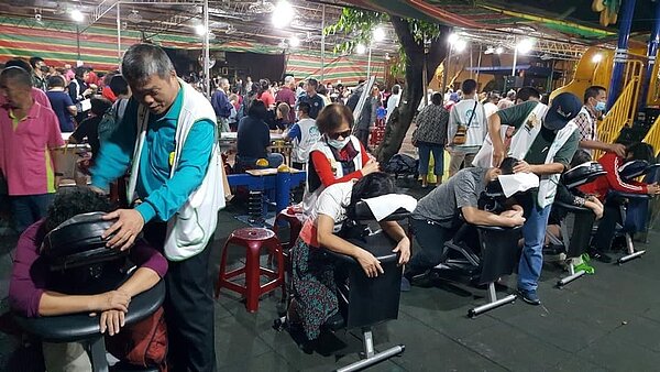 視障人士在中秋晚會為里民提供免費的按摩服務。圖／里長林家卉提供
