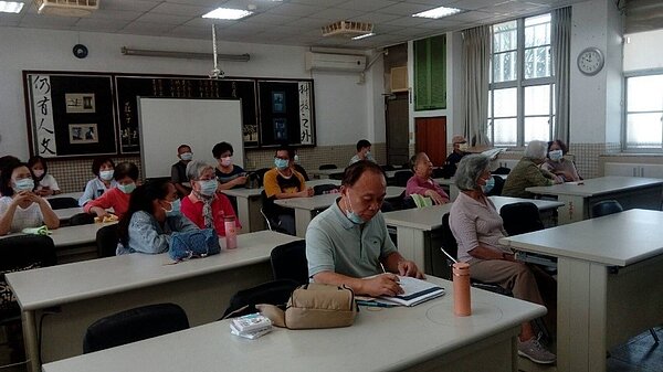 里長與里民專心地一起上課。/里長魏雅郁提供