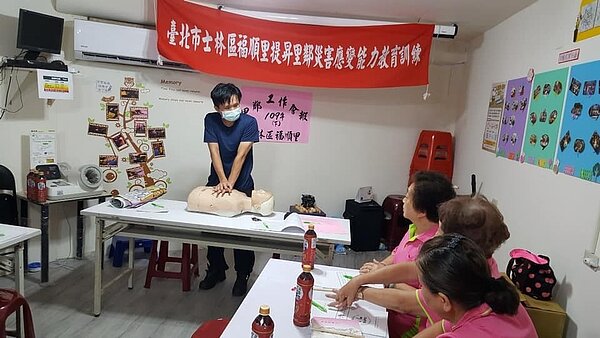 消防員到場為鄰長解說如何搶救病患。圖／里長林家卉提供 