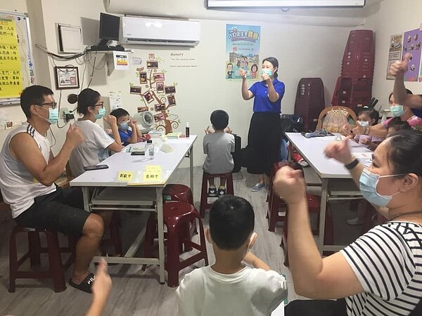 親子讀經班將唐詩編列成手語歌曲。圖／里長林家卉提供	