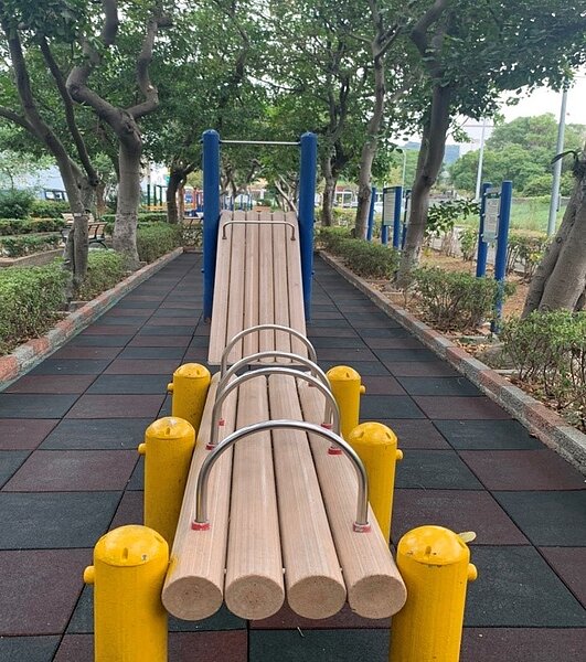 福德園地有許多以木頭為設計理念的運動設施。圖／自周希雯攝