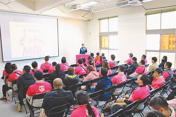 北市交通大隊為持續強化外送事故防治,新增「外送平台」的特殊註記,辦理新進外送員的交通安全課程。(北市交大提供/吳康瑋台北傳真)