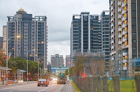 外界質疑,政院此次突出重手打房,是為挽救蔡、蘇下滑的民調。圖為新北市板橋江翠北側重劃區新建房屋林立。(趙雙傑攝)