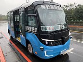 新北無人巴士上路　實測行人衝出究竟煞不煞得住